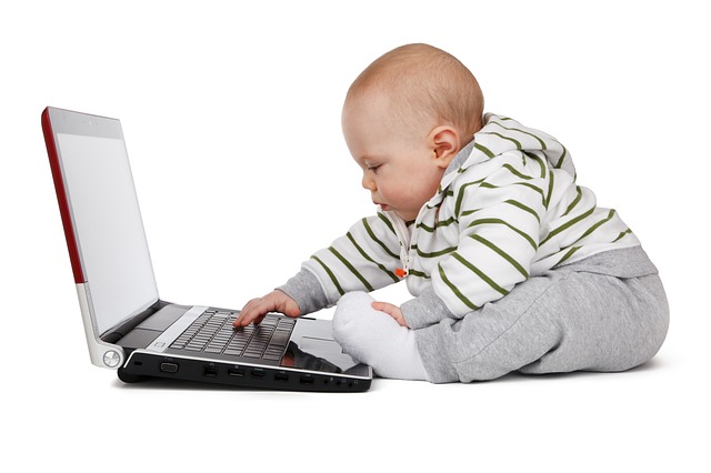 Bebé utilizando un ordenador. Sencillez y usabilidad
